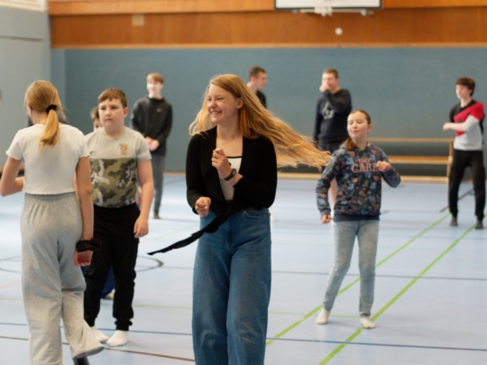 Tanzen mit den ukrainischen Schüler*innen