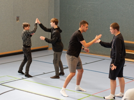 Tanzen mit den ukrainischen Schüler*innen