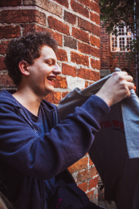 Jonathan freut sich (zum Glück) über sein Abschiedsgeschenk