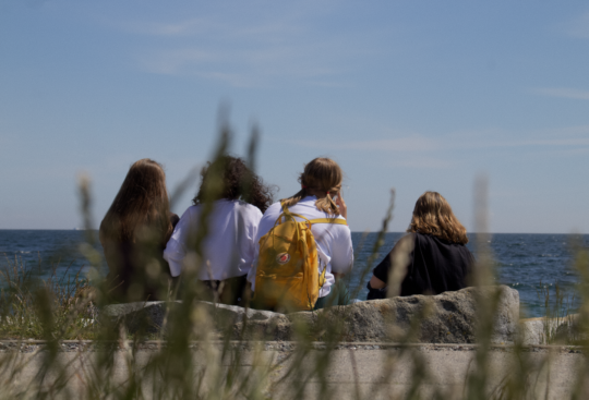 4 Freundininnen am Wasser