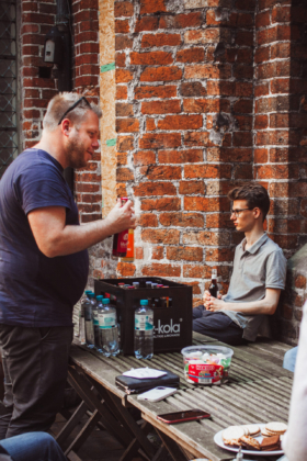 Herr Fust beim Getränke-Verteilen