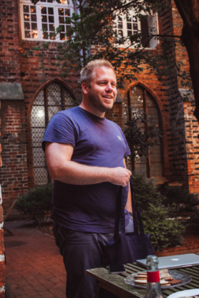 Herr Fust verabschiedet Jonathan und Linus