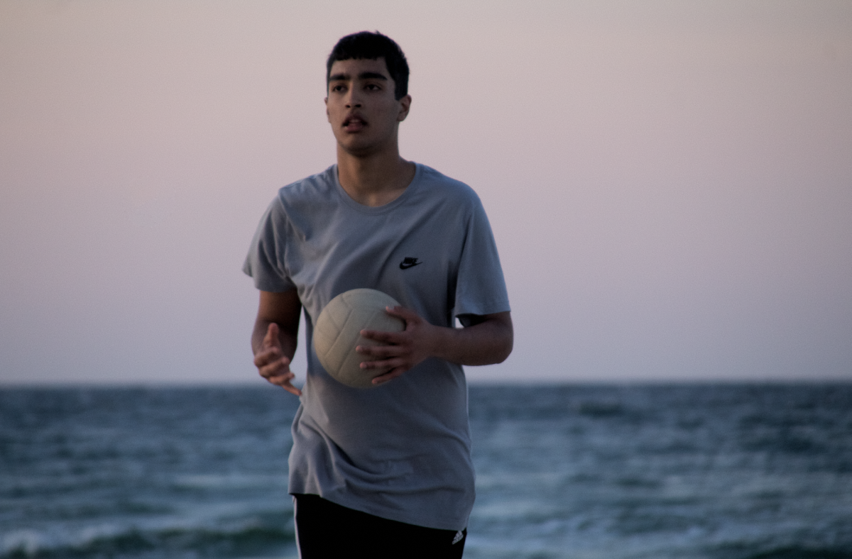 Volleyballspieler mit Meer