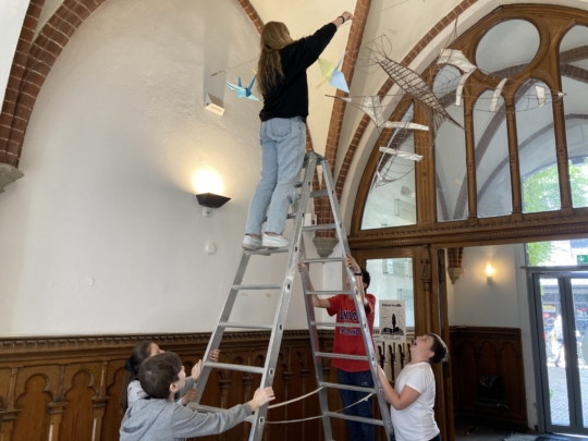 Kraniche als Zeichen für den Wunsch nach Frieden