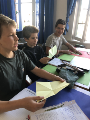 Mads, Leonard und Lucas probieren sich im Kranich-Falten