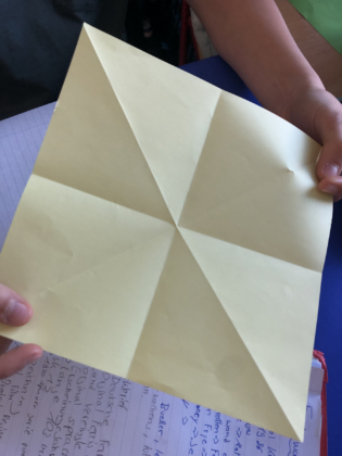 Mads, Leonard und Lucas probieren sich im Kranich-Falten