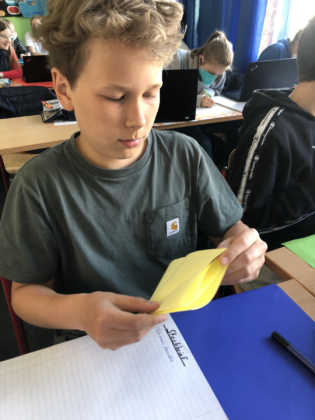 Mads, Leonard und Lucas probieren sich im Kranich-Falten