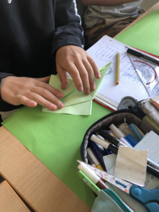 Mads, Leonard und Lucas probieren sich im Kranich-Falten