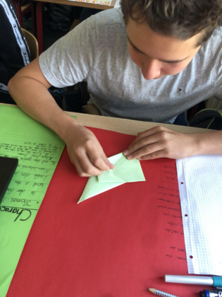 Mads, Leonard und Lucas probieren sich im Kranich-Falten