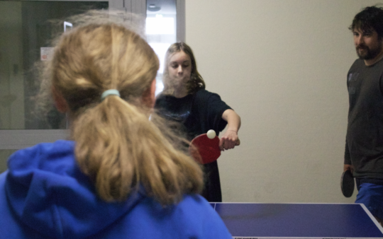 Die Flugbahn des Balles sei durch f(x)= keine Ahnung wat gegeben