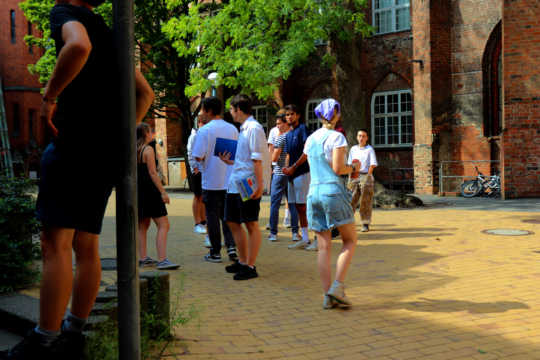 Warten vor der Bücherausgabe