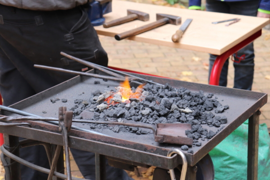 Die Griffelschmiede wird beheizt.