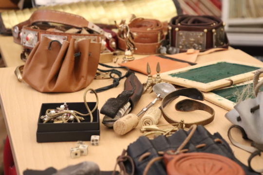 Wachstafeln, Besteck und Würfel. Der Legionär hatte alles Wichtige dabei.