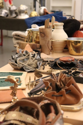 Ein Mitglied der Legion Rapax gab Einblicke in das Leben und die Ausstattung römischer Legionäre.