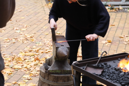 Schülerinnen aus der Oberstufe an der Schmiede.