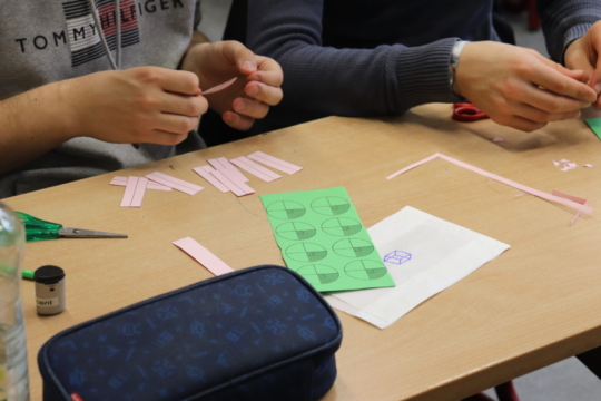 Griechische Mathematik (Platonische Körper) spielten auch eine Rolle.