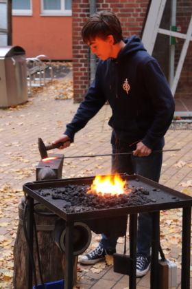 Linus schmiedete nach kurzer Einführung durch den Schmied einen eigenen Schreibgriffel.