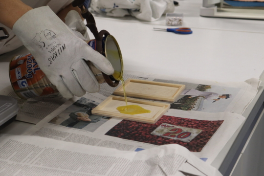 Die Rahmen für die Wachstäfelchen wurden zuerst selbst gebastelt.