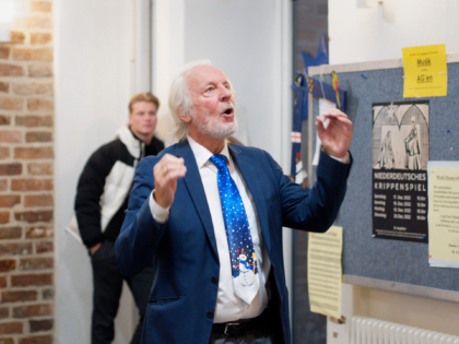 Adventssingen 2022 – Herr Hampel dirigierend zurück an alter Wirkungsstelle