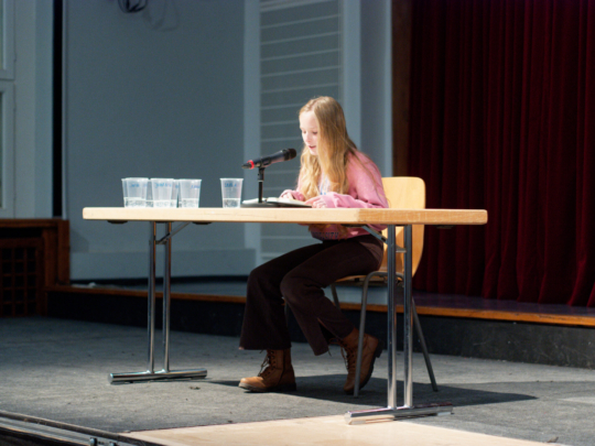 Layla Fabke (6b) beim Vorlesewettbewerb 2022