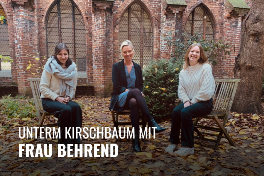 Unterm Kirschbaum mit … Frau Behrend