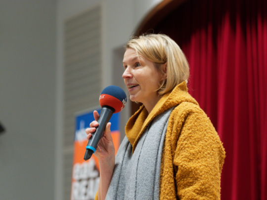 Frau Steinbrenner beim Besuch des NDR Podcasts 'eat READ sleep'