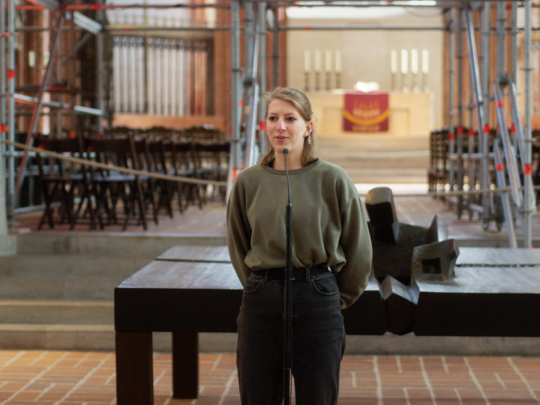 Josefin Greve trägt ihren 'Black Poetry Slam' vor