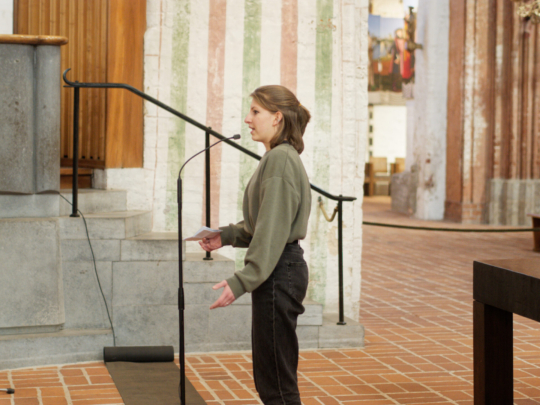 Josefin Greve trägt ihren 'Black Poetry Slam' vor