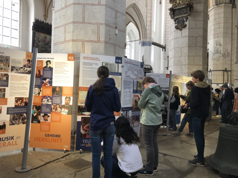 Schule mal anders: Geschichtsstunde in der Museumskirche über die Verfolgung der Sinti und Roma in Lübeck