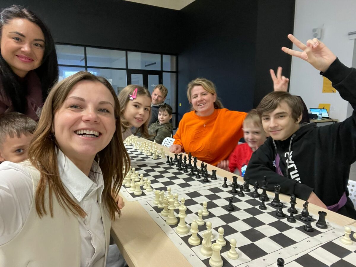 Shelter Ukraine - Koordinatorin Mariia (links) beim Schach mit Jugendlichen
