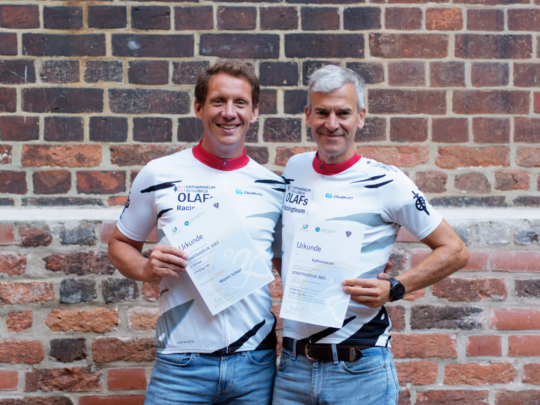 Herr Scheel (Rekordfahrer) und Herr Schrader stellvertretend für das Racingteam