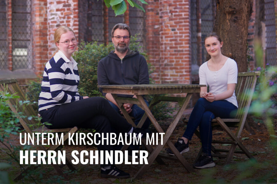 Unterm Kirschbaum mit Herrn Schindler vom Schulelternbeirat