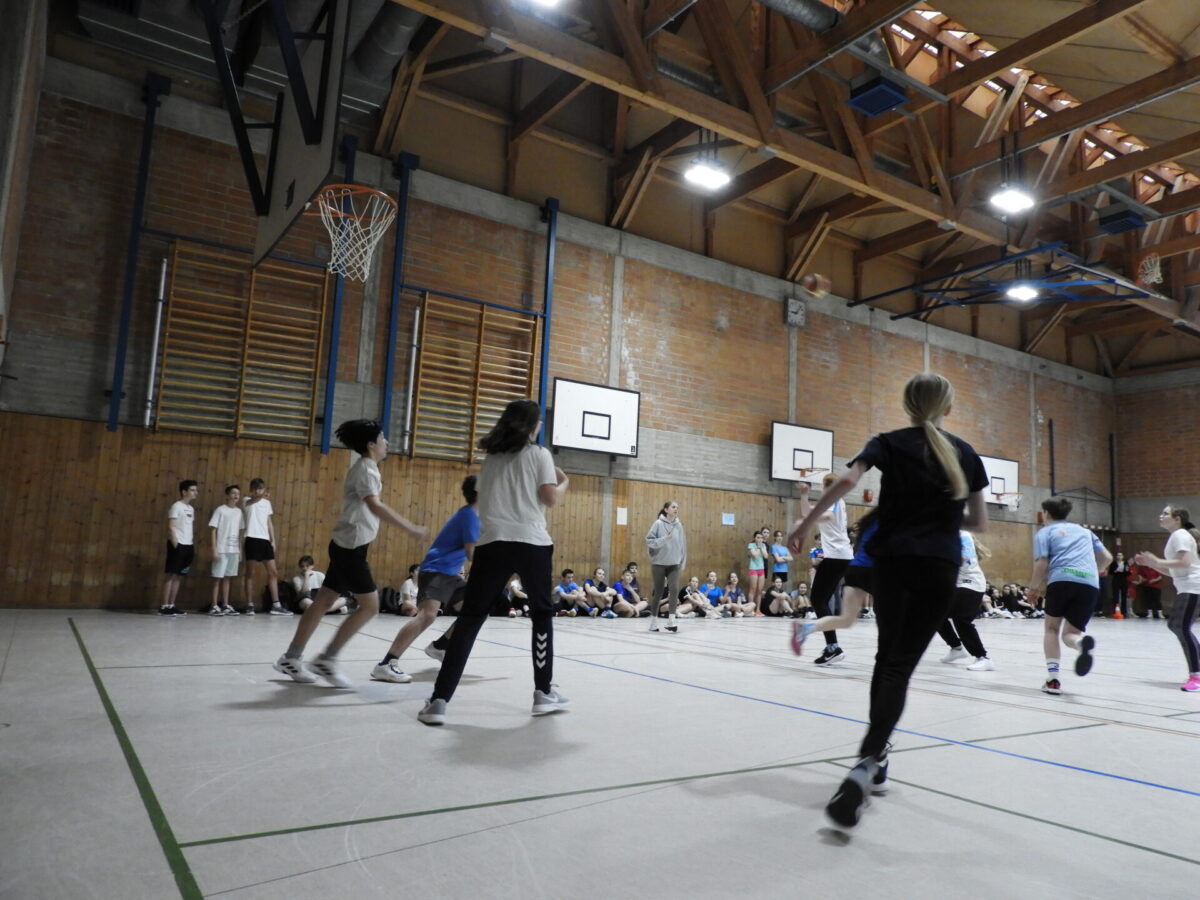 Sport- und Spieletag Basketball Klasse 8