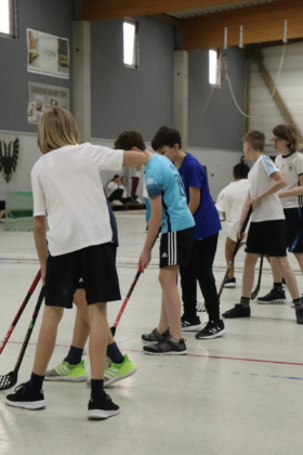 Sport- und Spieletag Uni-Hockey Klasse 6