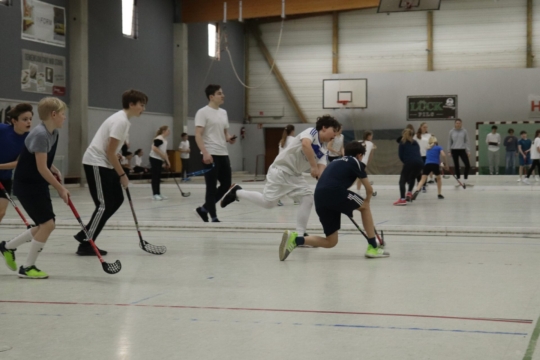 Sport- und Spieletag Uni-Hockey Klasse 6