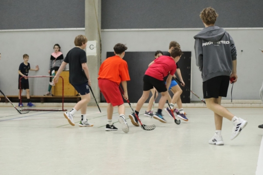 Sport- und Spieletag Uni-Hockey Klasse 6