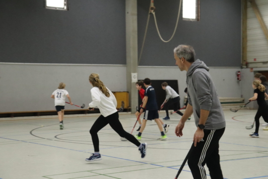 Sport- und Spieletag Uni-Hockey Klasse 6