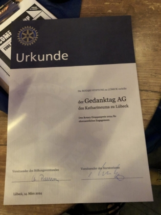 … die Urkunde entgegen