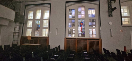 Aula aktuell Buntglasfenster