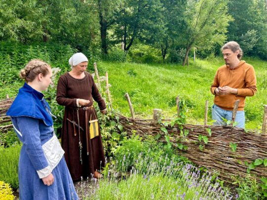 9a auf den Spuren der Slawen im Geschichts-und Erlebnisraum Roter Hahn