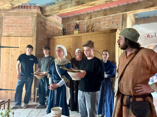 9a auf den Spuren der Slawen im Geschichts-und Erlebnisraum Roter Hahn