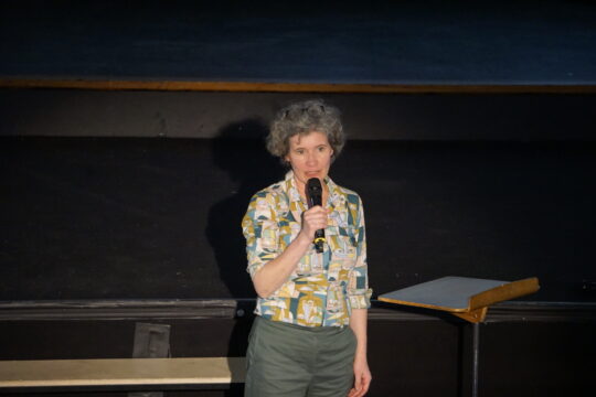 Frau Napp (Kulturmark) begrüßt die Gäste zum Klosterfest 2025