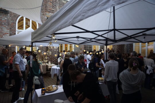 gute Stimmung, wo sonst die Bälle in den Pausen fliegen