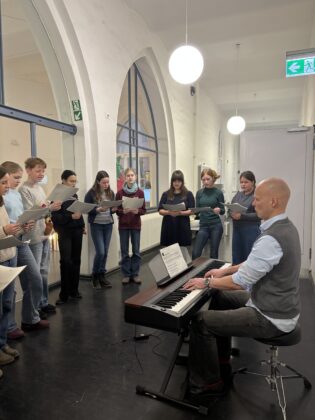 Adventssingen im Schulgebäude