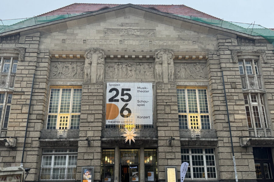 Nils Holgersson fliegt mit den Gänsen davon …  und die 5. Klassen besuchen das Weihnachtsmärchen im Theater Lübeck