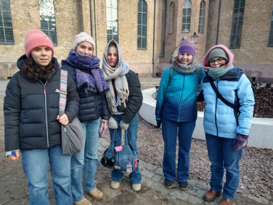 Ein Augenblick des Gedenkens und des Respektes am Denkmal der Opfer des Anschlages auf Utoya.