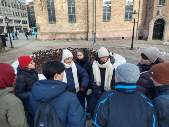 Ein Augenblick des Gedenkens und des Respektes am Denkmal der Opfer des Anschlages auf Utoya.