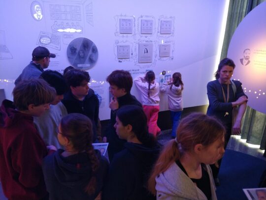 Gruppenarbeit im Nobel-Friedenszentrum. Sehr interessierte und engagierte Jugendliche. Um es einmal deutlich zu sagen: schön, mit dem Katharineum unterwegs zu sein. Unsere Jugendlichen sind gute Botschafterinnen und Botschafter unserer Kultur.