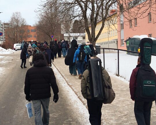 Wir ziehen um: gestern und heute haben wir im Gebäude der Musikschule geprobt, heute geht es in den Stadtteil, wo wir übermorgen auch unser Konzert haben werden: 'Voksen' heißen Stadtteil, die Schule und auch die Kirche.