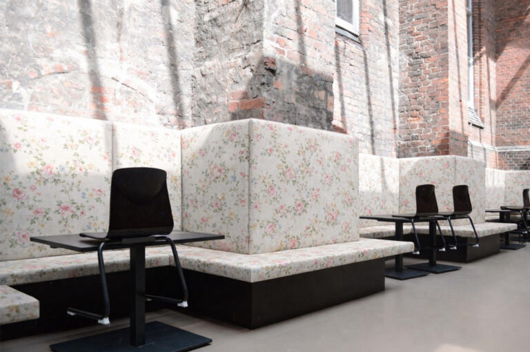 Neue Sitzbezüge in der Mensa sorgen für helle Café-Atmosphäre